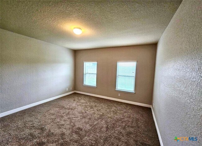 Building Photo - 729 Community Dr