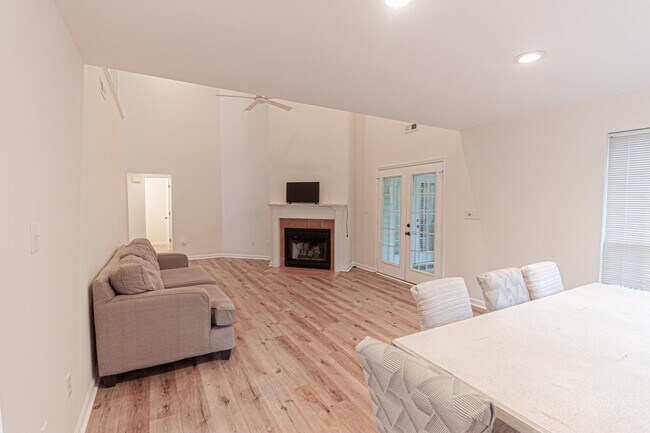 Photo - 1813 Windmere Way