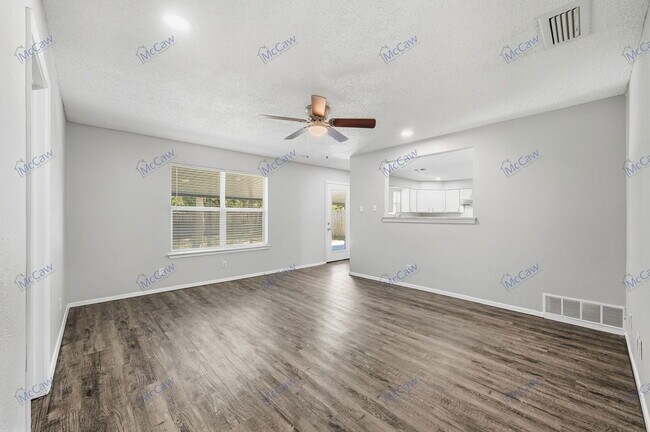 Photo - 808 Bullock Dr