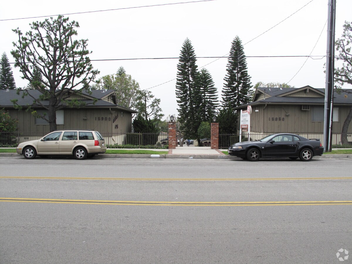 Parkwood Apartments - Parkwood Apartments
