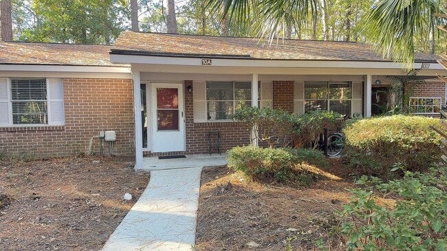 Building Photo - Cozy Two Bedroom Duplex on South End HHI