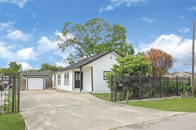 Photo - 8005 Wiggins St