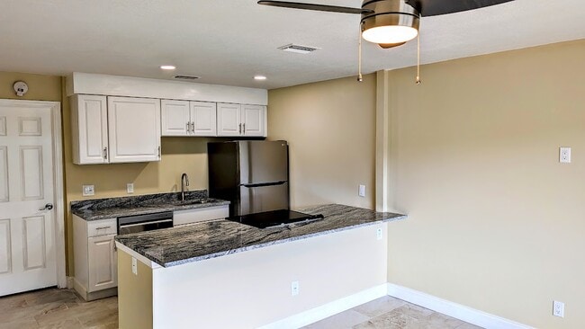 Photo - Tropical Breeze Apartments