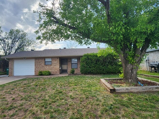 Building Photo - Welcome to your dream home! Beautiful 3 bed/2 bath AVAILABLE SOON!