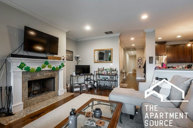 Building Photo - 1136 W Diversey Pkwy Unit 3