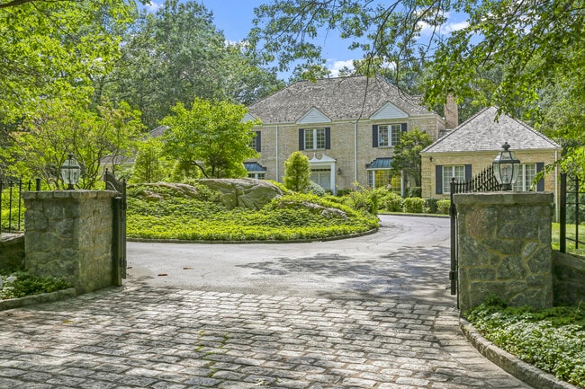 Photo - 4 Mountain Laurel Dr House