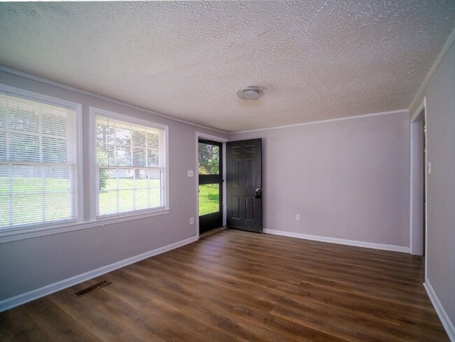 Photo - "Charming 3-Bedroom Retreat in Kings Mountain - Cozy 1050 sqft Home!"
