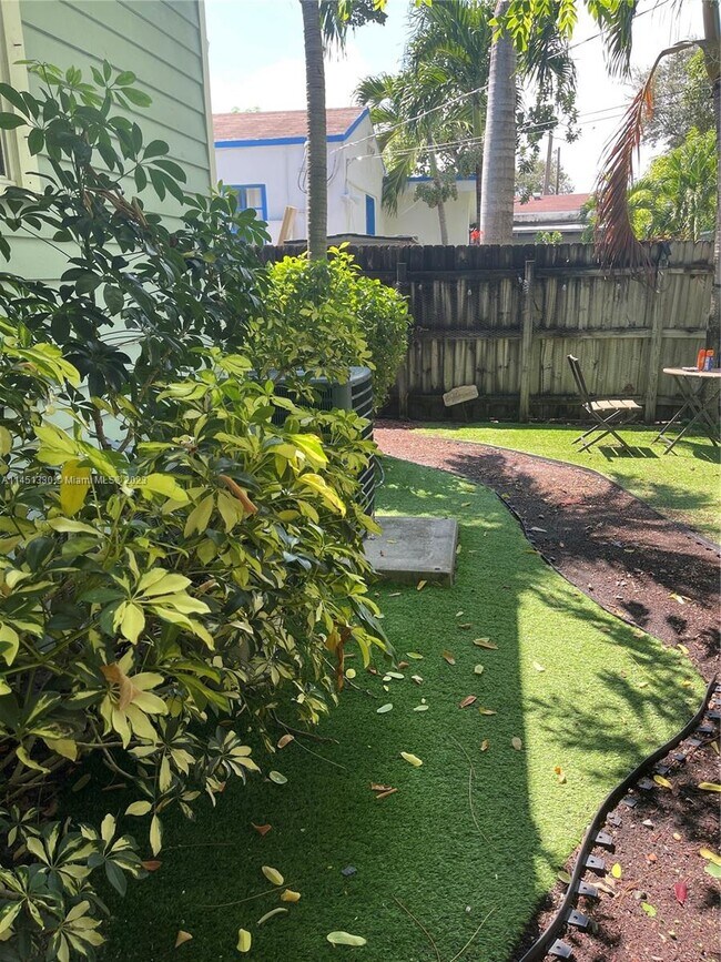 Photo - 29 NE 49th St Unidad rear