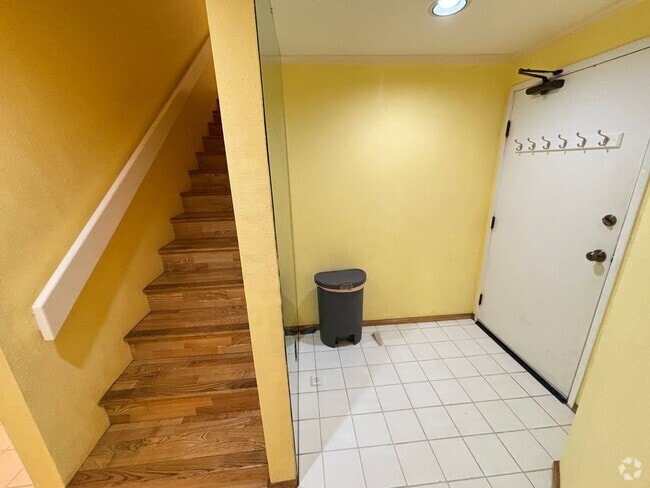 Building Photo - 2 Bedroom 1.5 Bathroom 2 Parkings at Nuuan... Rental