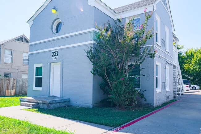 Building Photo - 223 SE 13th St Unit #2 Rental