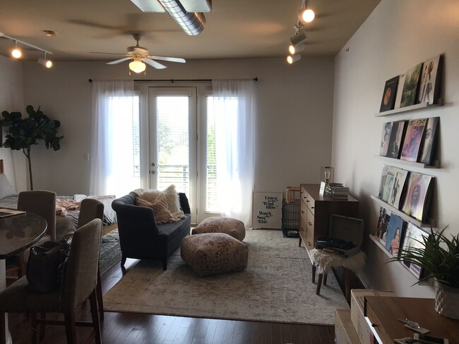 Living Room - 5300 Peachtree Rd Condo Unit 4304