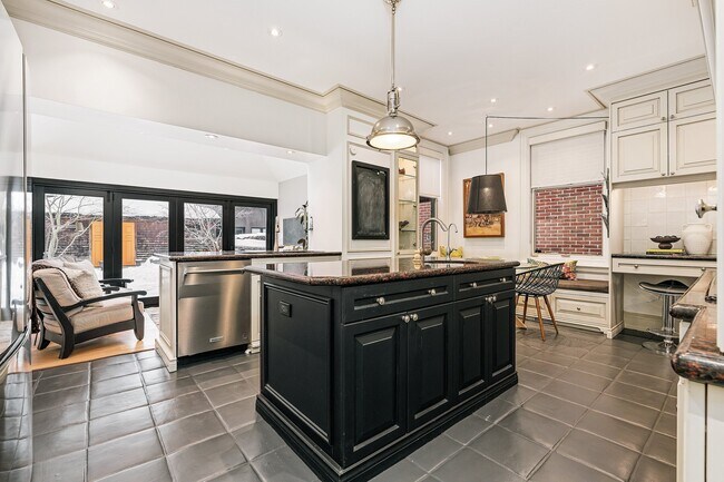 Photo - 134 Roxborough St W