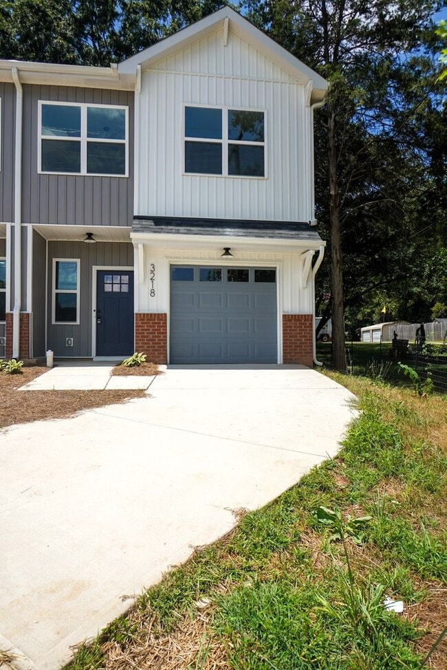 Building Photo - Brand New Duet Style Townhome in Charlotte!