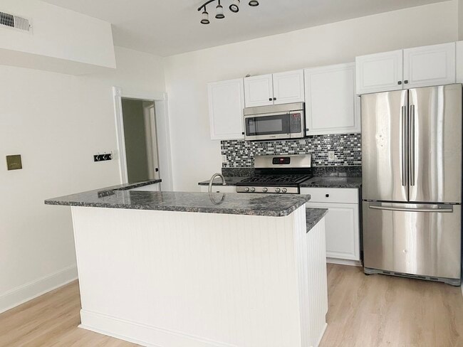 Building Photo - 470 E 7th St Unit 4