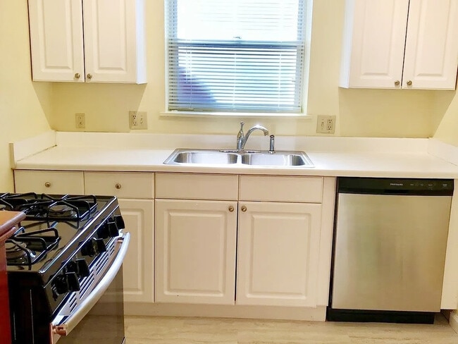 Kitchen - 2822 Victoria Ave Unit 3