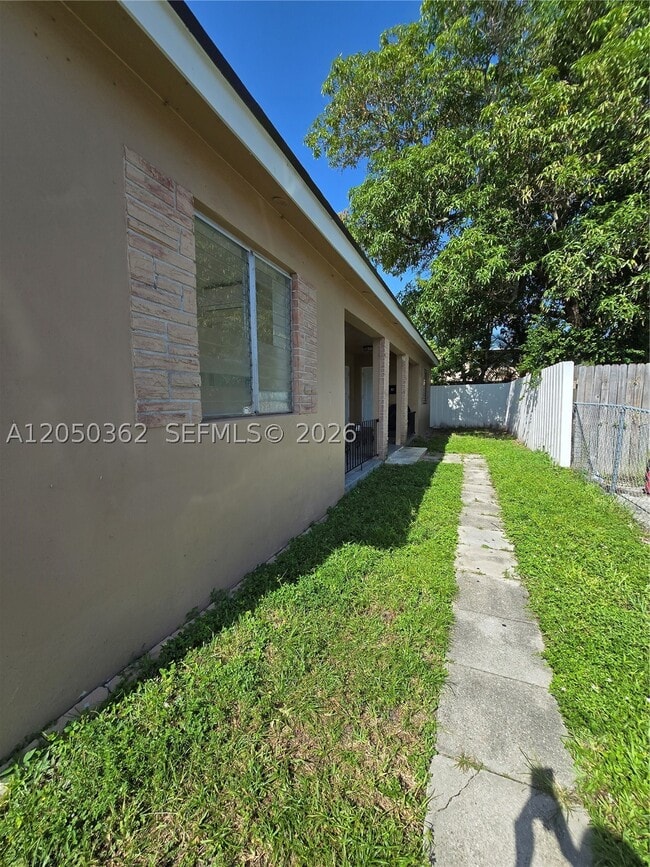 Building Photo - 724-726 SW 7th Ave Unit 1-2