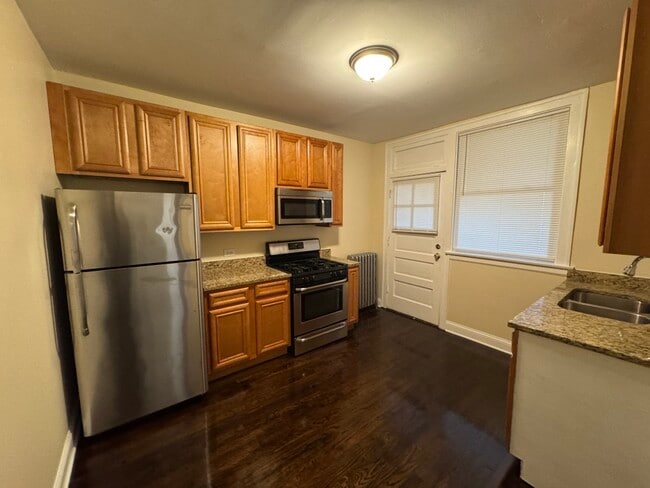 Building Photo - 2510 N LeClaire Ave Unit 2 Rental