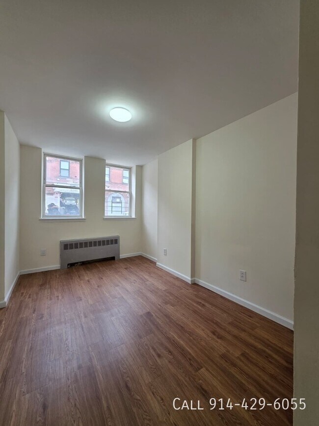 Building Photo - 143 School St