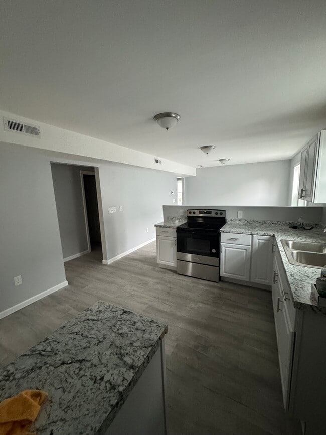 Photo - 240 College St