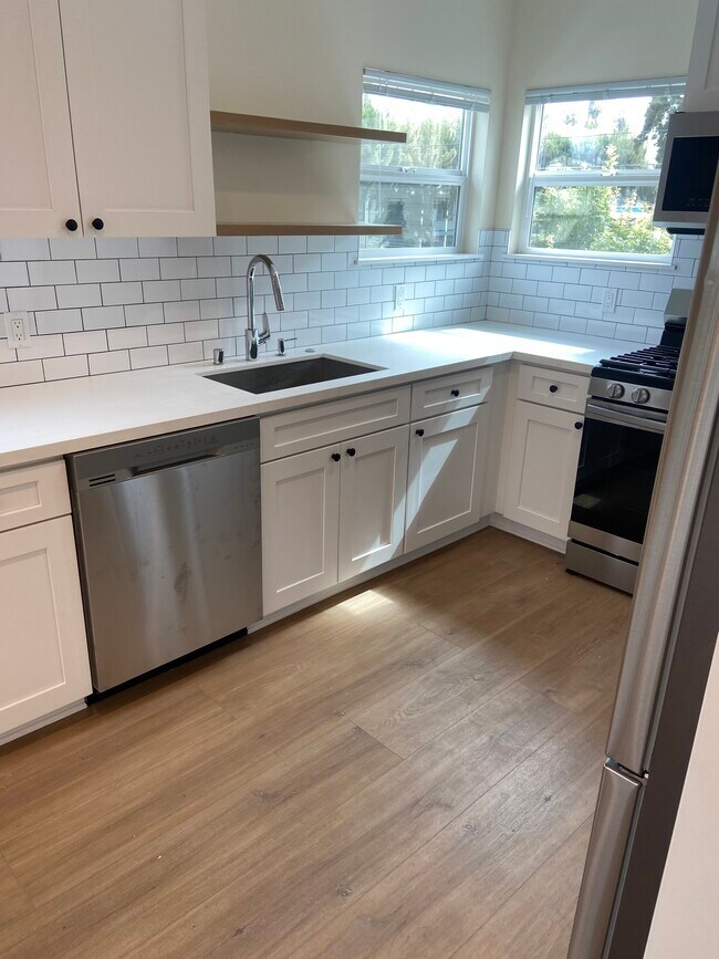 Kitchen - 3118 W 48th St Unit 6