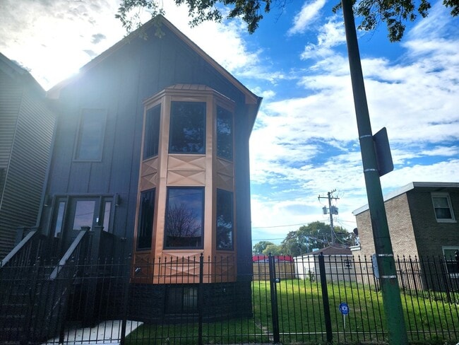 Building Photo - 243 W Swann St Unit 2