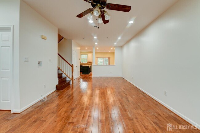 Photo - 609 Blossom Cir