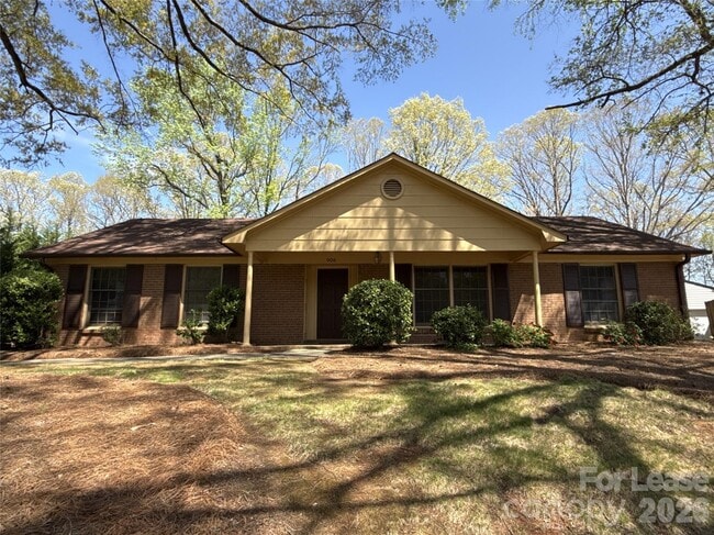 Building Photo - 906 McLaughlin Dr