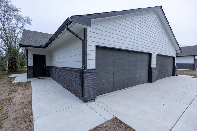 Duplexes on Custer and Murdock - Duplexes on Custer and Murdock Apartments