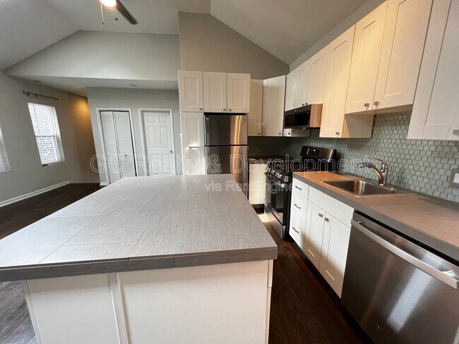 Photo - 819 N May St Unit 3