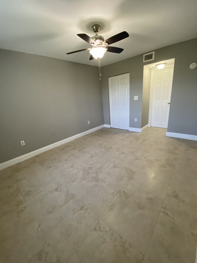 Building Photo - 2820 N Oakland Forest Dr Unit 102 Rental