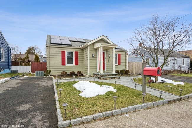 Photo - 680 Queen St