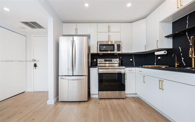 Photo - 600 Three Islands Boulevard Unidad 214