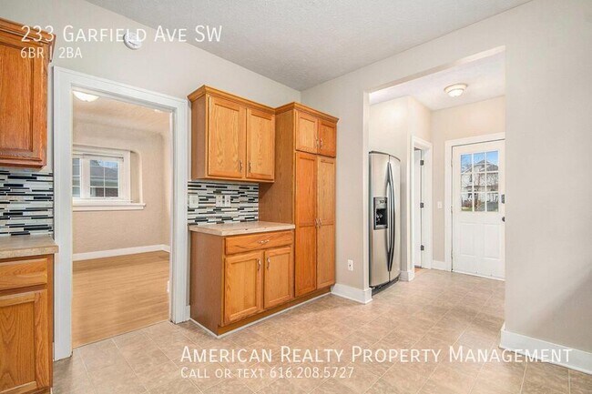 Photo - 233 Garfield Ave SW