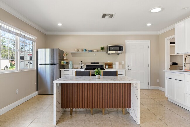 23018 Oxnard St