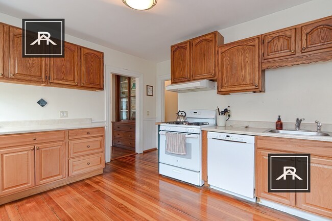 Building Photo - 36 Willow St Unit 2