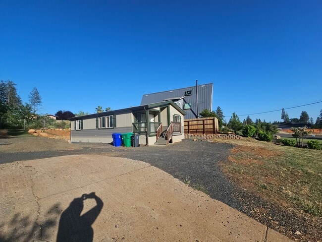 Building Photo - Newer 2 bedroom house on quiet street