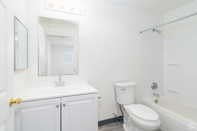 3BR, 2BA - 1036SF - Bathroom