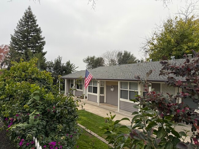 Building Photo - 1000 Figueroa St