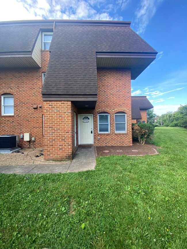 Spacious 4 bedroom, 2 bath Townhome - Spacious 4 bedroom, 2 bath Townhome