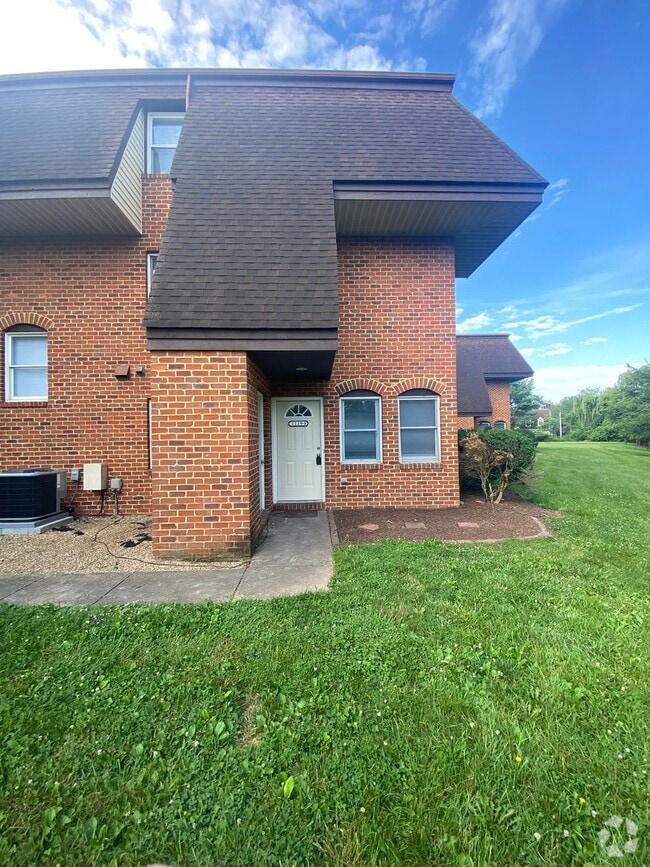Building Photo - Spacious 4 bedroom, 2 bath Townhome