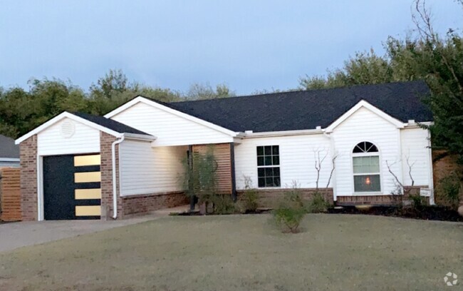 Building Photo - 3033 Pinecrest St Rental