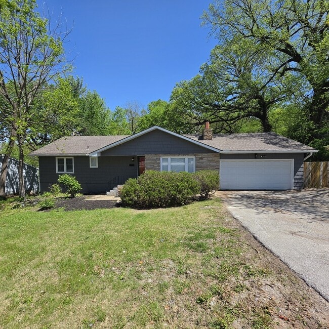 Photo - Spacious 4 bedrooms and 2 full baths home located on Holmes Rd in Kansas City, MO