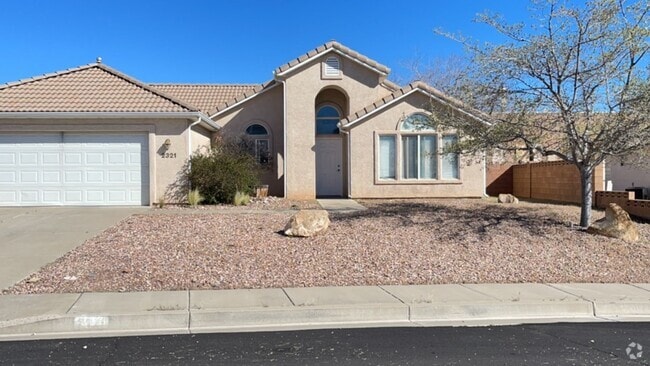 Building Photo - 3 Bedroom 2 bath home located near Red Cli...