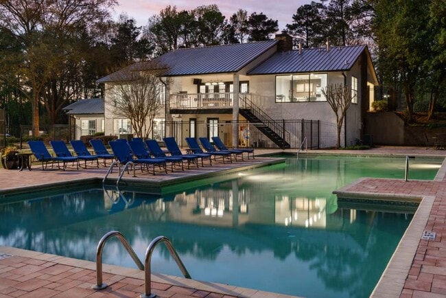 Piscina de temporada - Veridian at Sandy Springs Apartamentos