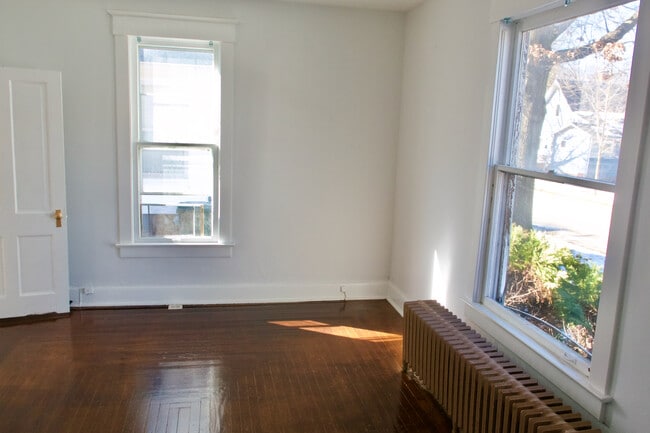 Room 1 - 307 W Illinois St Unit 2