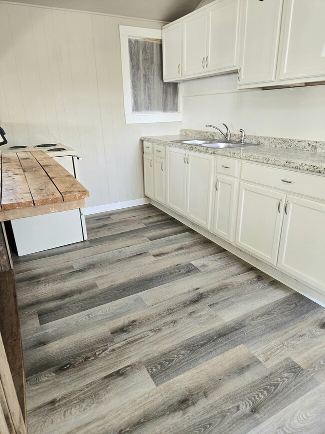 Photo - 1040 W Division St
