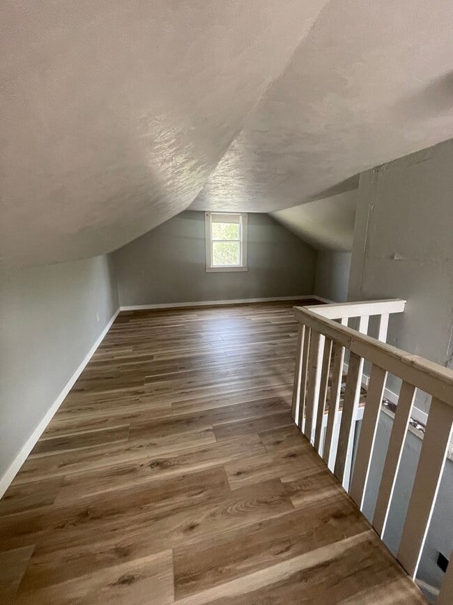 Building Photo - 2 Bedroom Home