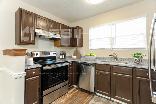 Photo - 135 Chaucer Ln
