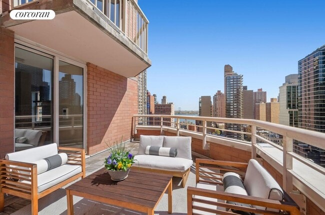 Building Photo - 206 E 95th St Rental