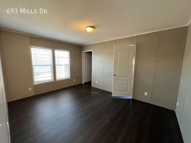 Photo - 693 W Mills Dr